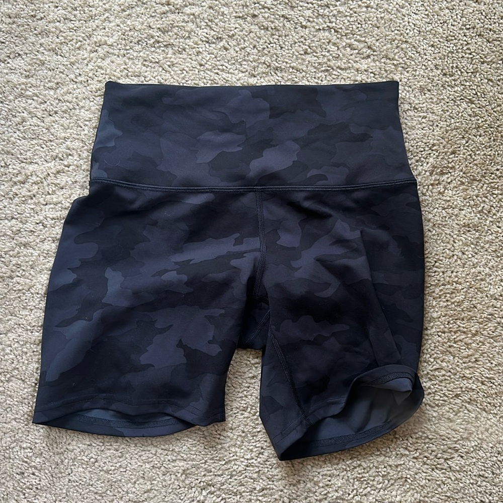 Lululemon Size 8 Wunder Train Contour Fit High-Rise 8" HEMMED Dark Camo